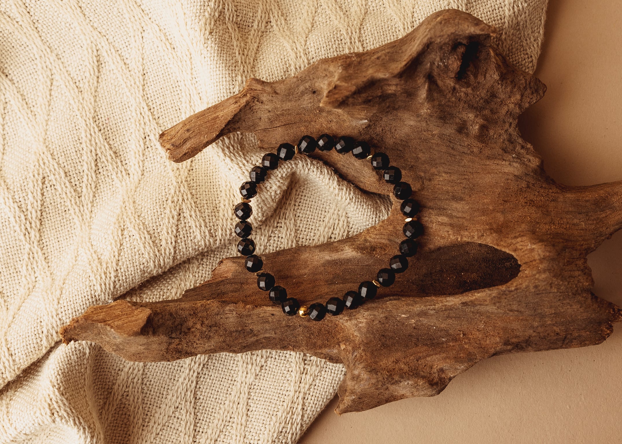 Bransoletka na gumce z czarnego turmalinu - obrazek 2