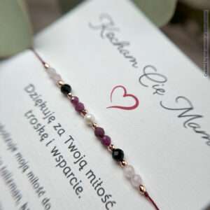 Bransoletka z rubinem, czarnym turmalinem, kwarcem różowym i perełką na wytrzymałej nitce – idealna na Dzień Matki