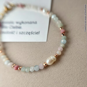 Bransoletka z morganitu, rodonitu i pereł na lince stalowej – w zakuciu ze stali chirurgicznej w kolorze złotym – idealna na Dzień Matki