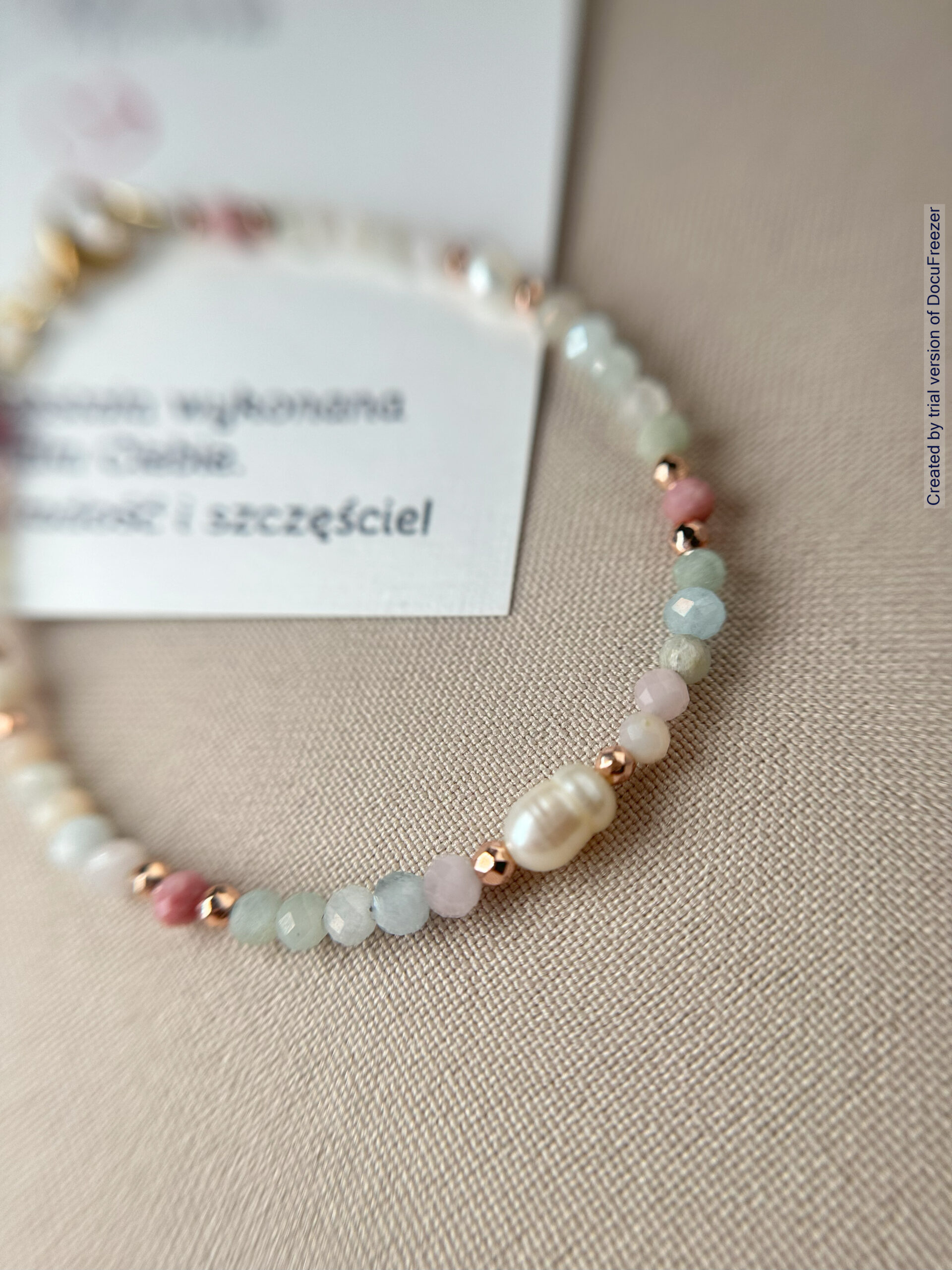 Bransoletka z morganitu, rodonitu i pereł na lince stalowej – w zakuciu ze stali chirurgicznej w kolorze złotym – idealna na Dzień Matki - obrazek 2