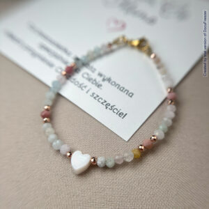 Bransoletka z morganitu, rodonitu i pereł na lince stalowej – z serduszkiem z masy perłowej – idealna na Dzień Matki