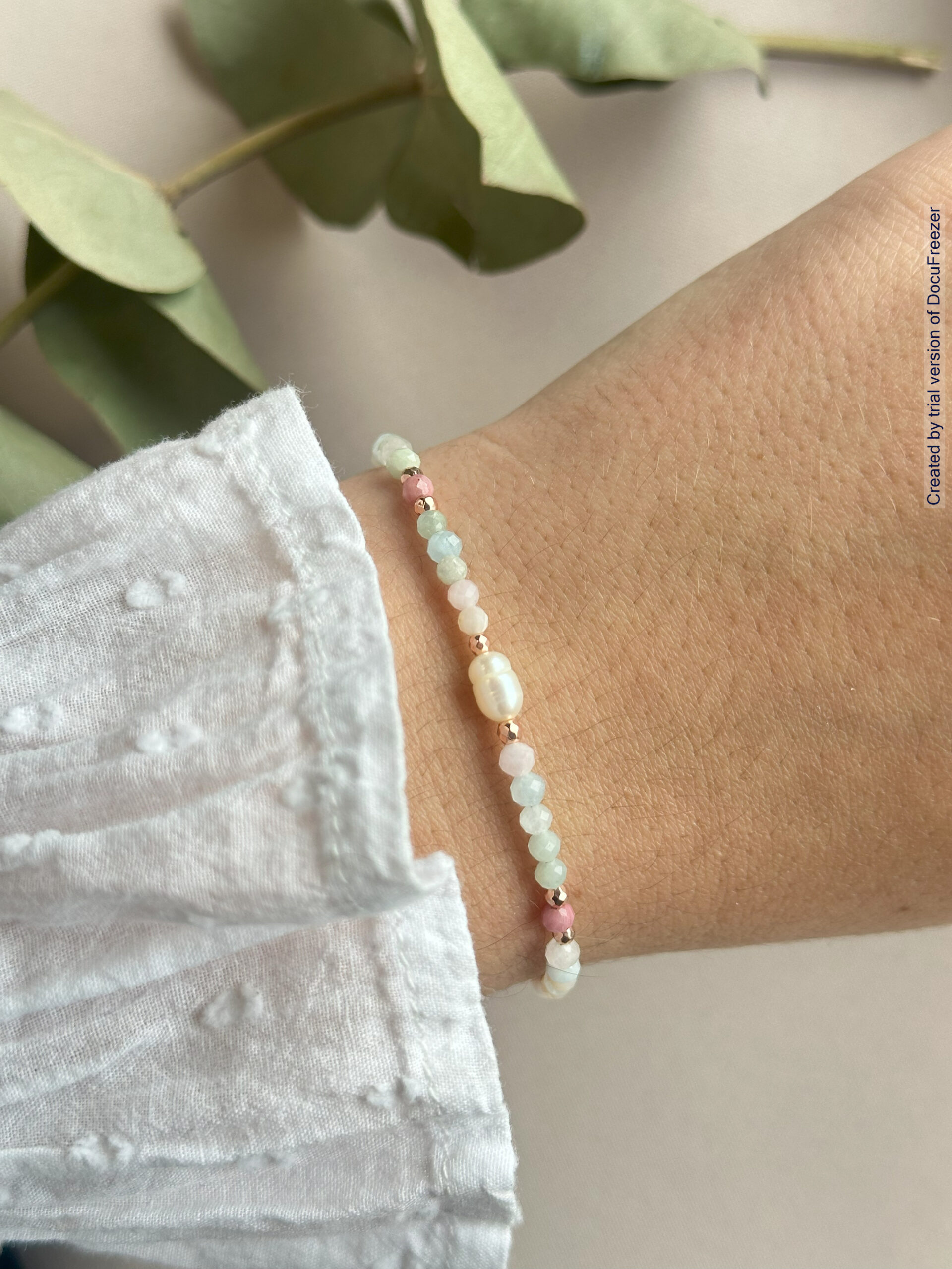 Bransoletka z morganitu, rodonitu i pereł na lince stalowej – w zakuciu ze stali chirurgicznej w kolorze złotym – idealna na Dzień Matki - obrazek 3